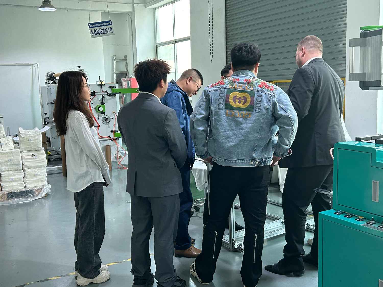 國際合作伙伴深度考察，共謀發展 —— 外國客戶訪問久信達科技生產車間(圖2)